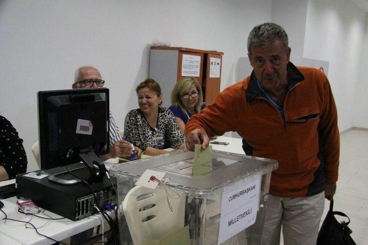 Antalya Havalimanında Oy Verme İşlemi G1