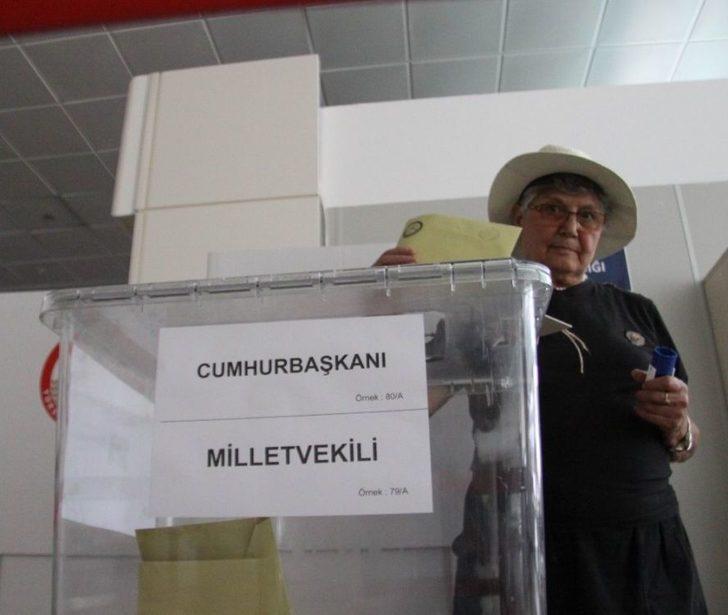 Antalya Havalimanında Oy Verme İşlemi G5