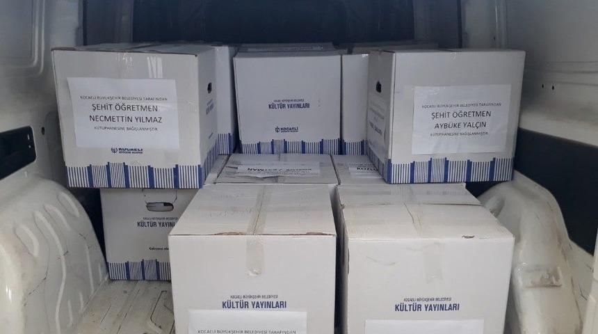 Şehit Öğretmenlerin Anısına Toplanan 18 Koli Kitap Yola Çıktı