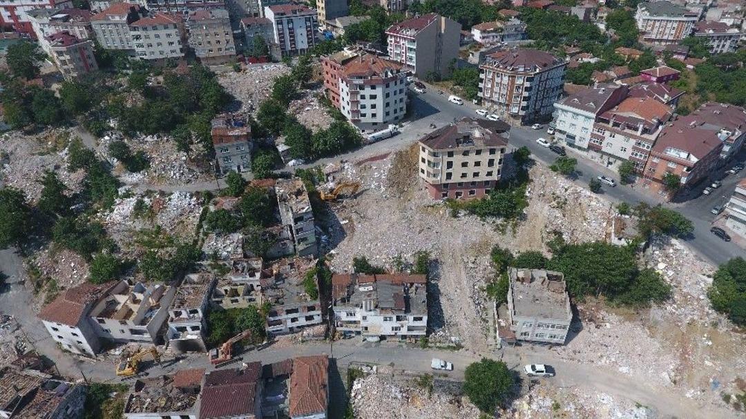 Gaziosmanpaşa&rsquo;da 23 Binanın Yıkım Anı Havadan G&ouml;r&uuml;nt&uuml;lendi