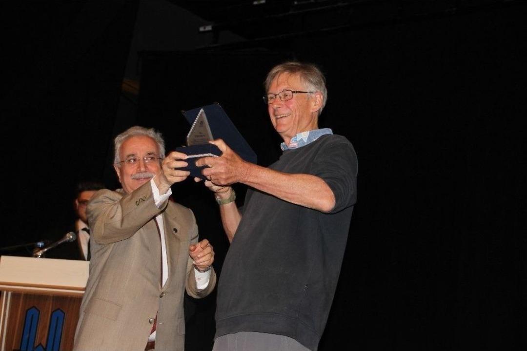 Nobel &Ouml;d&uuml;ll&uuml; Bilim Adamı Tim Hunt, &Ouml;ğrencilerle Tecr&uuml;belerini Paylaştı