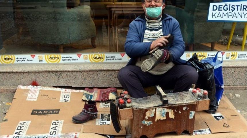 30 Yıl &Ouml;nce Babasının Aldığı Boya Sandığıyla Ailesini Ge&ccedil;indiriyor