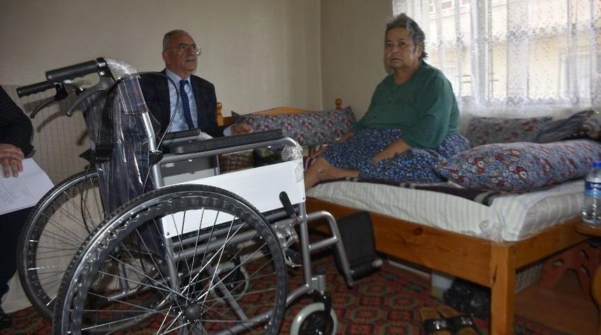 Başkan Kale, İhtiya&ccedil; Sahiplerine Yardım Eli Uzatıyor