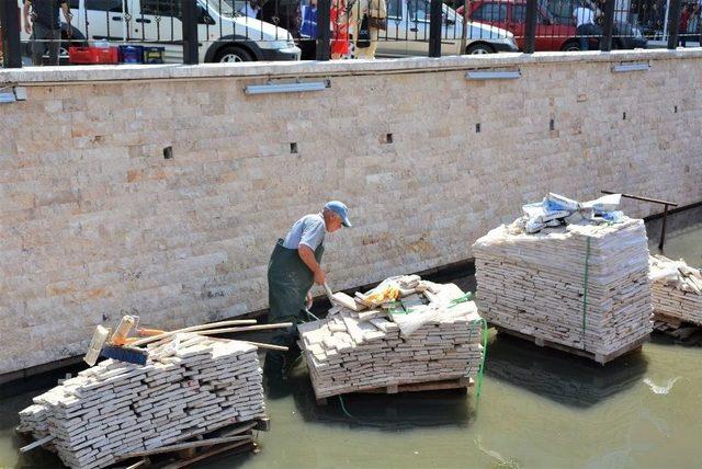 Gemlik Çarşı Deresi Temizleniyor