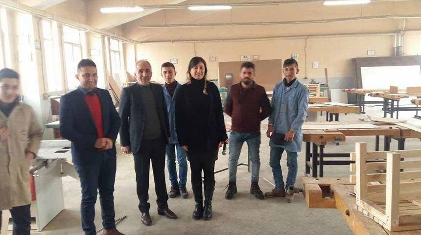 Başkan &Ouml;zen&rsquo;den, Okulu Fabrikaya D&ouml;n&uuml;şt&uuml;ren &Ouml;ğrencilere Ziyaret