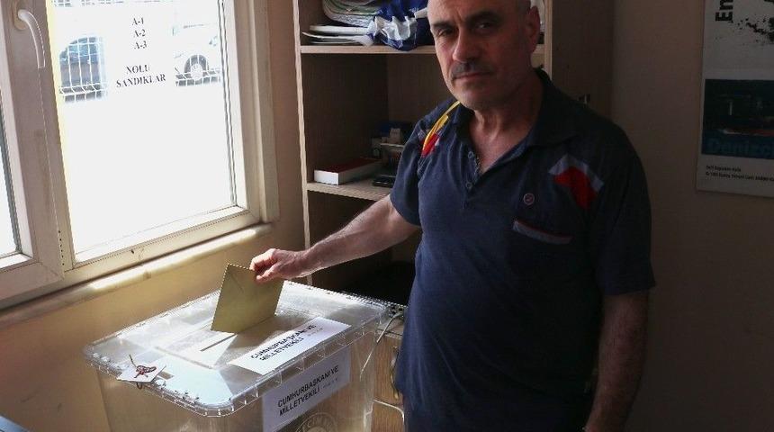 Gurbet&ccedil;iler Derince Limanı&rsquo;nda Oy Kullanmaya Başladı