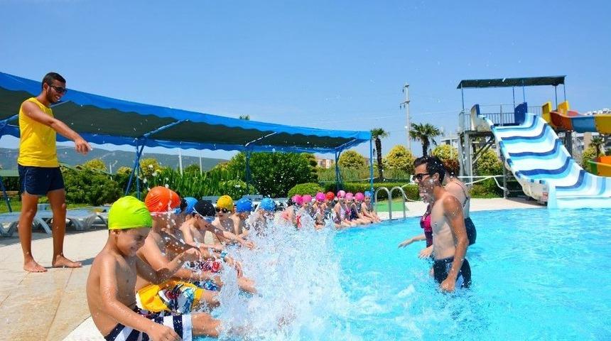 Minikler Y&uuml;zmeyi Aquapolis&rsquo;te &Ouml;ğreniyor