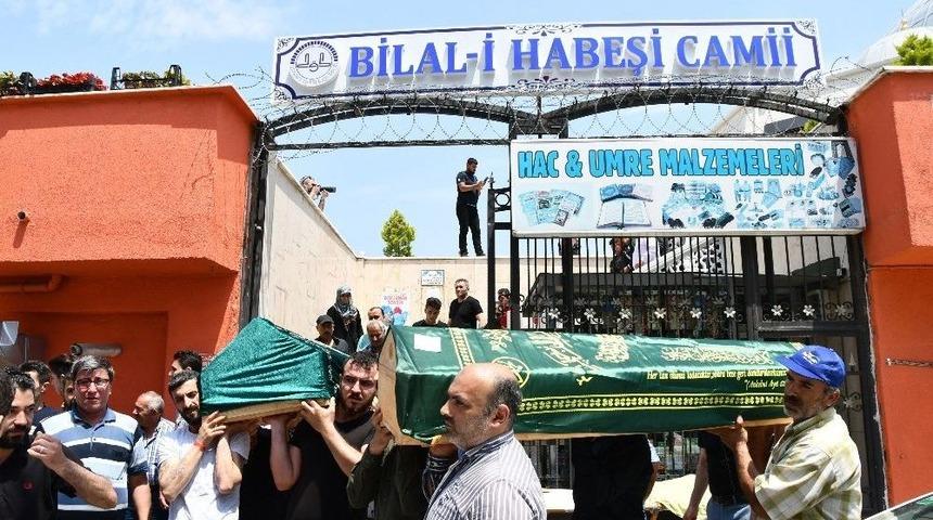 Antalya&rsquo;da Batan S&uuml;rat Teknesinde &Ouml;len Suriyeli Kardeşler Son Yolculuğuna Uğurlandı