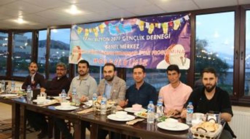 Yeni Vizyon 2071 Gen&ccedil;lik Derneği Y&ouml;netimi İftarda Buluştu