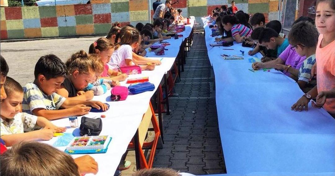 50 Metre Uzunluğundaki Kağıda Resim &Ccedil;izdiler