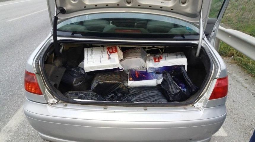 Otomobilden Kaçak İçki Ve Sigara Çıktı