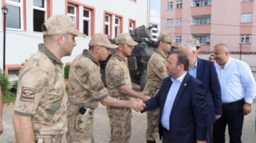 Milletvekili &Ouml;zt&uuml;rk, İki Ter&ouml;ristin Etkisiz Hale Getirildiği İl&ccedil;edeki Askerleri Ziyaret Etti