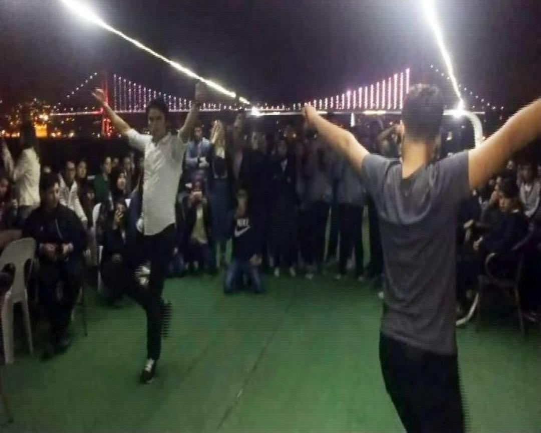 Merkezefendili Gen&ccedil;ler Boğaz&rsquo;dan Zeybek Oynayarak Ge&ccedil;ti