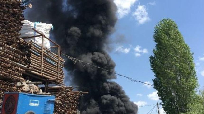 Başkent&rsquo;te Kereste Yangını G&ouml;ky&uuml;z&uuml;n&uuml; Dumanla Kapladı