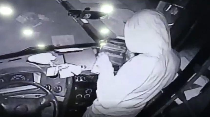 Halk Otob&uuml;s&uuml;ne Giren Hırsızlar 10 Lira &Ccedil;aldı