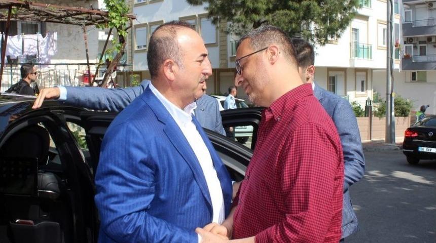 Bakan Çavuşoğlu’ndan, Cumhurbaşkanı Erdoğan’ın Avukatı Ahmet Özel Ve Ailesine Taziye Ziyareti