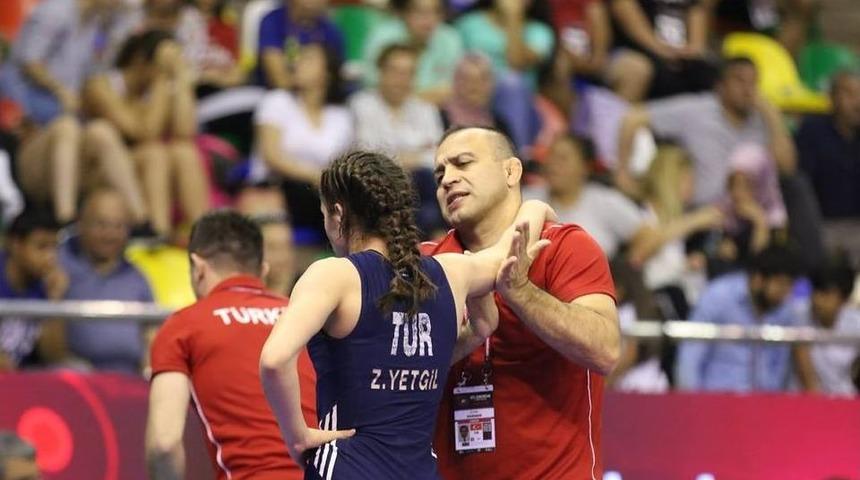 Kadın Güreşçilerden İki Final