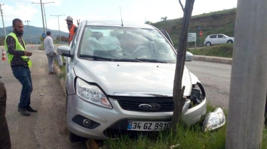 Yoldan Çıkan Otomobil Refüjde Ağaca Çaptı: 4 Yaralı