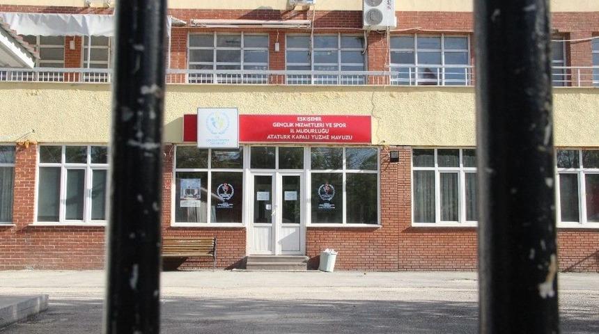 Atat&uuml;rk Kapalı Y&uuml;zme Havuzu&rsquo;nun Kapatılmasına &Ccedil;ocuklardan Tepki