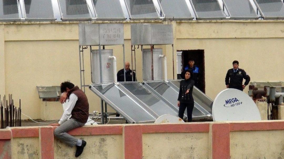 &Ccedil;atıda Kendisini İkna Eden Karısına Sarılıp Ağladı