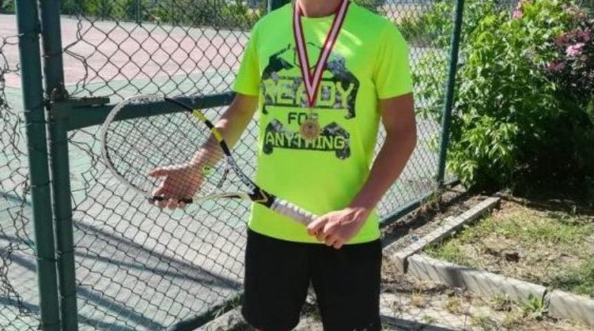 Osmangazili Tenis&ccedil;ilerden Altın Madalya