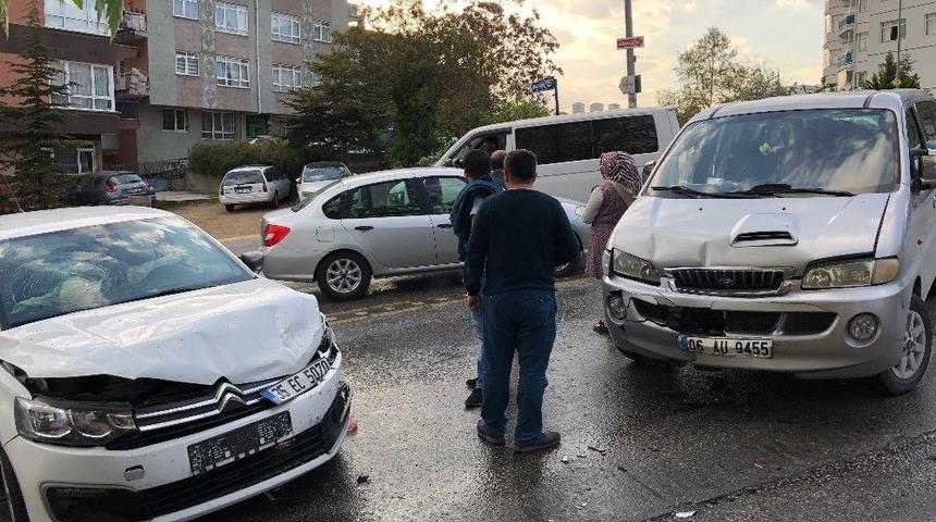 Başkent&rsquo;te Yarım Saat Arayla İki Ayrı Kaza: 11 Yaralı