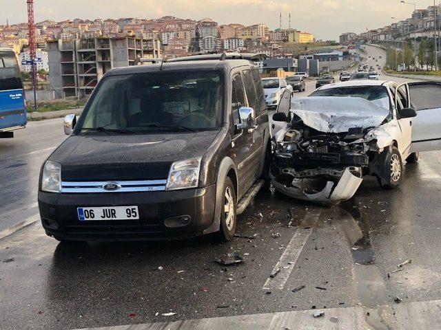 Başkent’te Yarım Saat Arayla İki Ayrı Kaza: 11 Yaralı