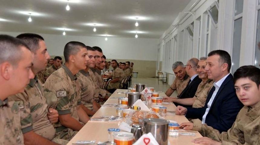 Vali B&uuml;y&uuml;kakın Mehmet&ccedil;iğin İftar Sofrasına Misafir Oldu