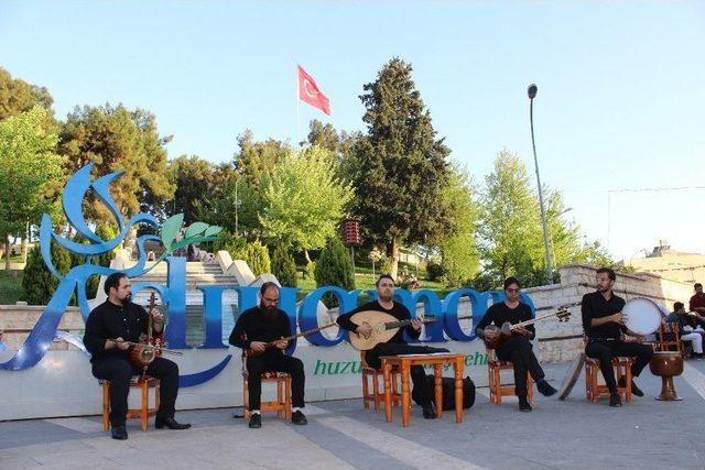 Adıyaman Sanat Sokağında İran Ezgileri Seslendirildi