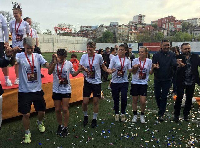 Şampiyon Ataşehir Belediyespor Kupasını Kavuştu