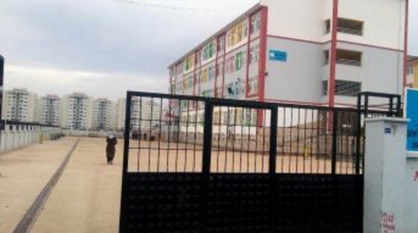 Bı&ccedil;aklı &Ouml;ğrenci Okulda Dehşet Sa&ccedil;tı