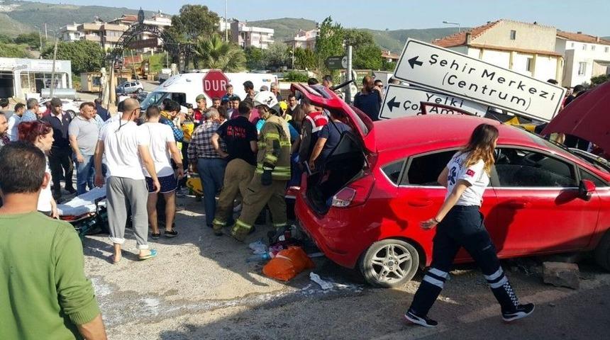 Minib&uuml;s Otomobille &Ccedil;arpıştı: 3&rsquo;&uuml; &Ccedil;ocuk 6 Yaralı
