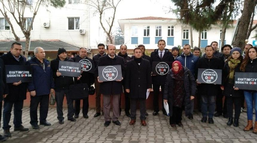 Lapseki&rsquo;de Okul M&uuml;d&uuml;r&uuml; Ayhan K&ouml;kmen&rsquo;in &Ouml;ld&uuml;r&uuml;lmesi Tepki G&ouml;sterildi