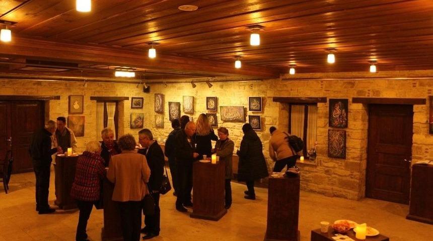 Kuşadası’nda “aşk-sır-hat” Resim Ve Seramik Sergisi