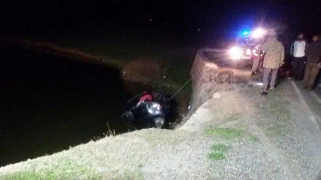 Otomobil G&ouml;lete D&uuml;şt&uuml;;2 &Ouml;l&uuml;, 2 Yaralı 1