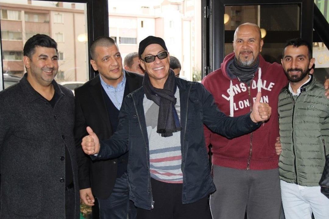 Van Damme Kocaeli&rsquo;de A&ccedil;acağı Spor Salonu İnceledi