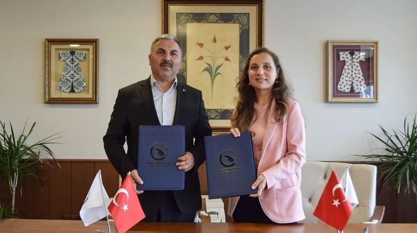 D&uuml;zce &Uuml;niversitesi&rsquo;nden Sakaryalı Arı Yetiştiricileri İle İşbirliği Protokol&uuml;