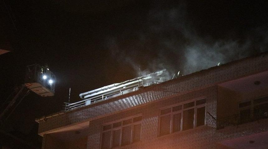 Bah&ccedil;elievler&rsquo;deki Yangında Apartman Sakinleri Sokağa D&ouml;k&uuml;ld&uuml;