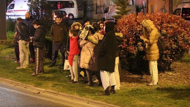 Bah&ccedil;elievler&rsquo;deki Yangında Apartman Sakinleri Sokağa D&ouml;k&uuml;ld&uuml; 2