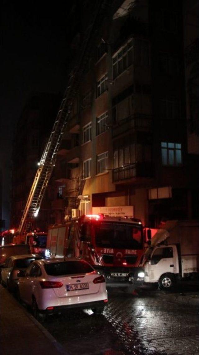 Bah&ccedil;elievler&rsquo;deki Yangında Apartman Sakinleri Sokağa D&ouml;k&uuml;ld&uuml; 3