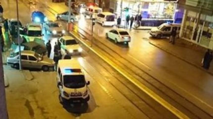 Enerji Direğine Ve Araçlara Çarparak Durabildi