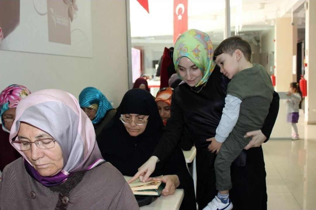 (&ouml;zel Haber) Kucağında &Ccedil;ocuğu Elinde Kalemi &Ouml;ğrencilere Ders Veriyor