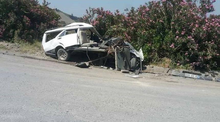 Kamyon İle &Ccedil;arpışan Otomobil İkiye Ayrıldı