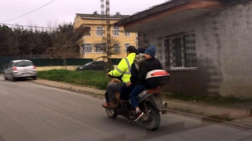 (&ouml;zel) Motosiklette 3 İnsan Ve 1 K&ouml;peğin Tehlikeli Yolcuğu