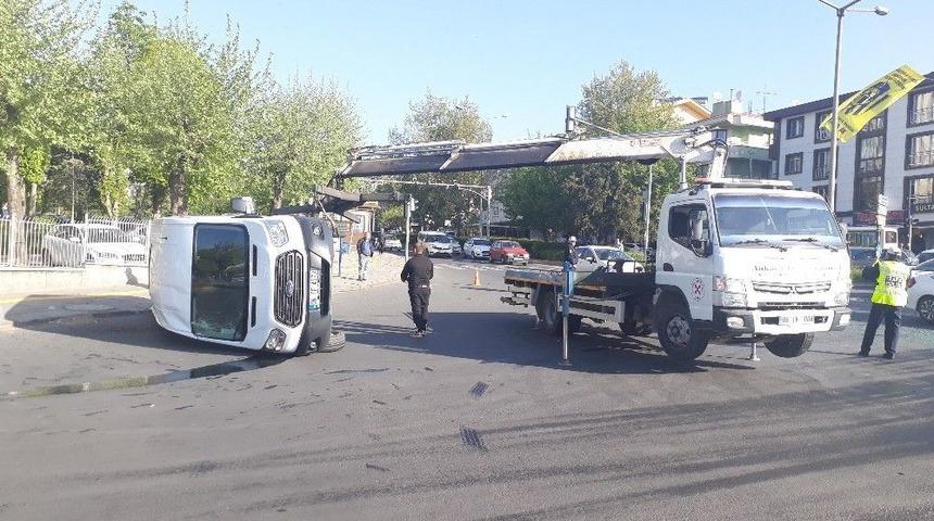 Askeri Personel Taşıyan Servis Minib&uuml;s&uuml; Devrildi: 5 Yaralı