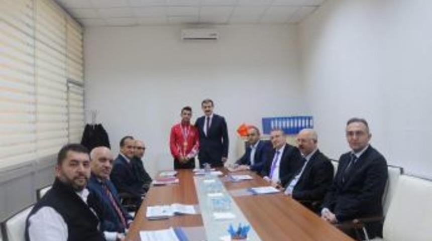 Kaymakam G&ouml;zen Başarılı G&uuml;reş&ccedil;iyi &Ouml;d&uuml;llendirdi