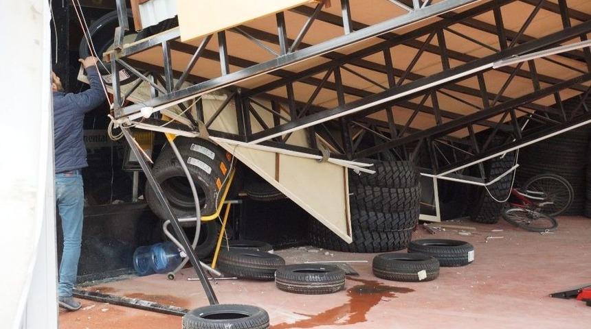 Aydın&rsquo;da İş Yerinin &Ccedil;atısı &Ccedil;&ouml;kt&uuml;: 2 Yaralı