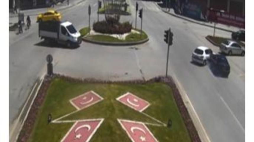 Erzincan&rsquo;da Trafik Kazaları Kameralara Yansıdı