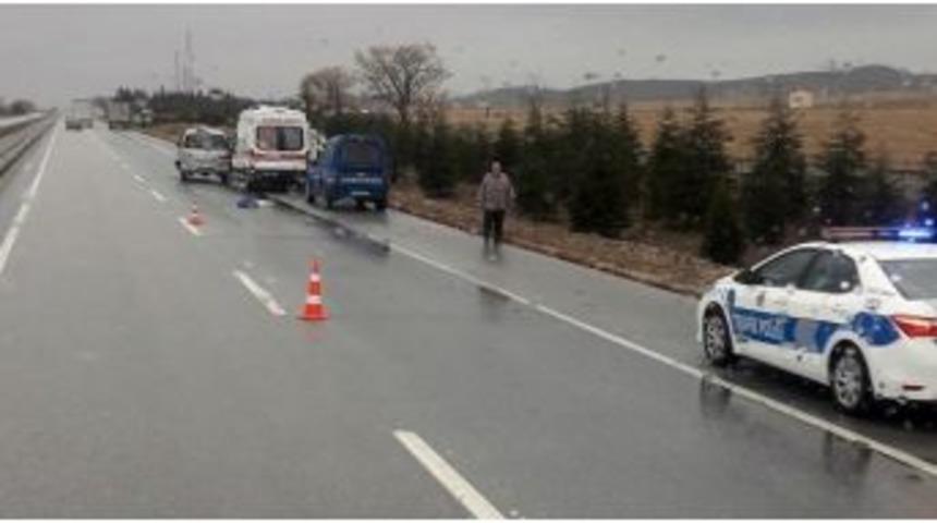 Minib&uuml;s İle Tırın Karıştığı Kazada 6 Kişi Yaralandı