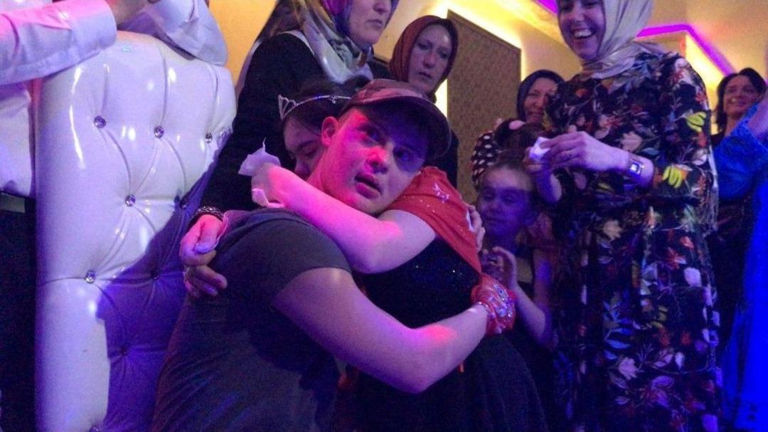 (&ouml;zel) Tek Hayali Askerlik Olan Down Sendromlu Gence Asker Eğlencesi